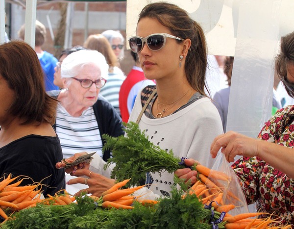 Alessandra Ambrosio from Celebs Shopping at the Farmers Market | E! News